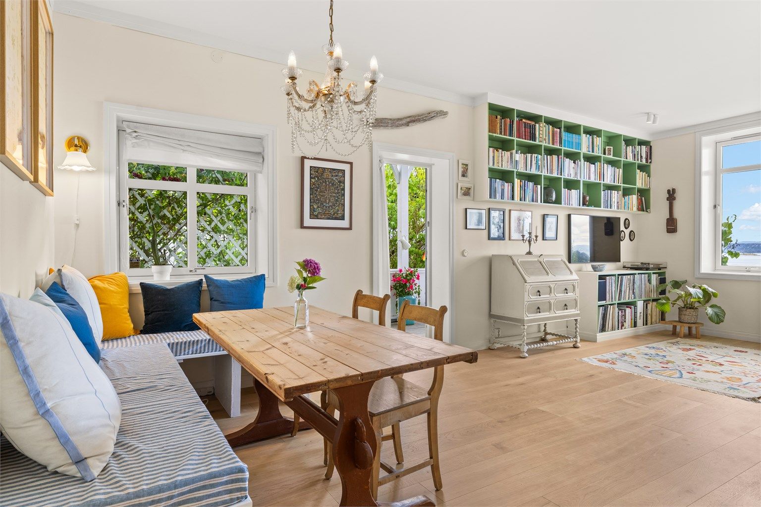 Store vindusflater mot syd og vest slipper inn rikelig med dagslys og gir en fantastisk fjordutsikt som setter stemningen året rundt. Her er det god plass til å dele inn i ulike soner.