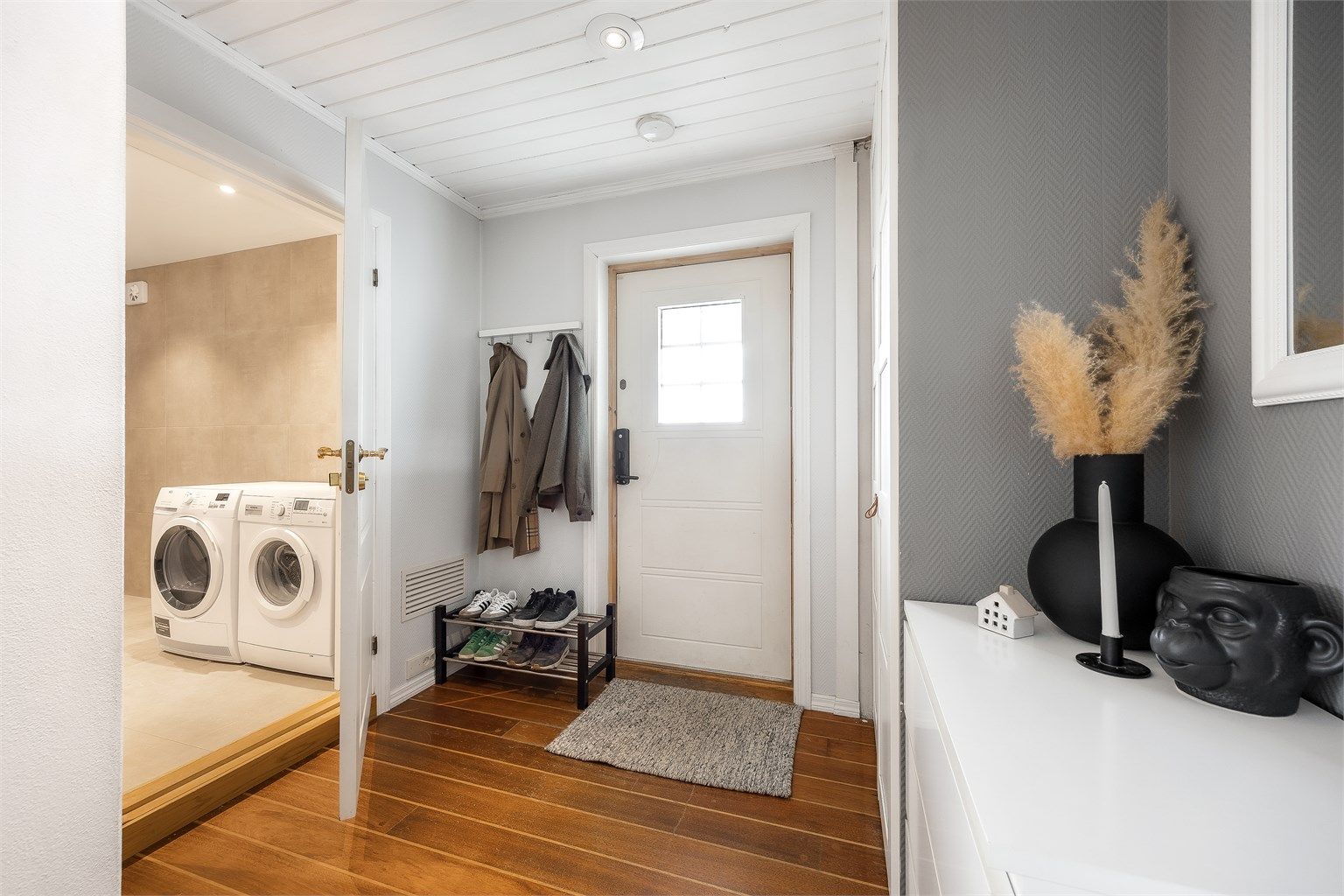 Leiligheten har en romslig entré med plassbygd garderobeskap for oppheng av yttertøy.