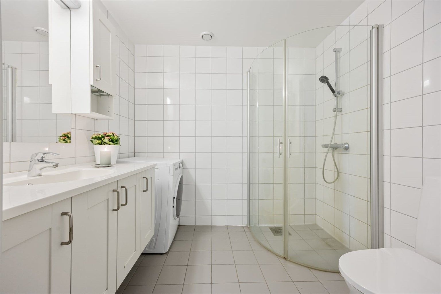 På badet er det flislagt gulv med varmekabler for økt komfort.