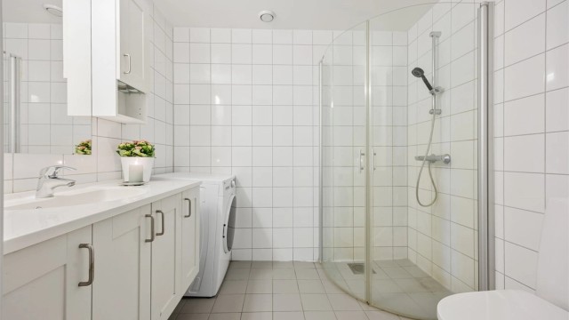 På badet er det flislagt gulv med varmekabler for økt komfort.