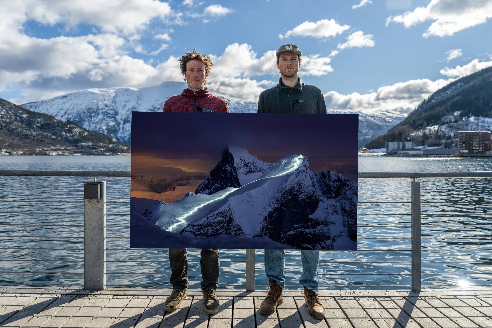 Vegard Aasen og Calum Macintyre som holder i et maleri av et fjellandskap. 