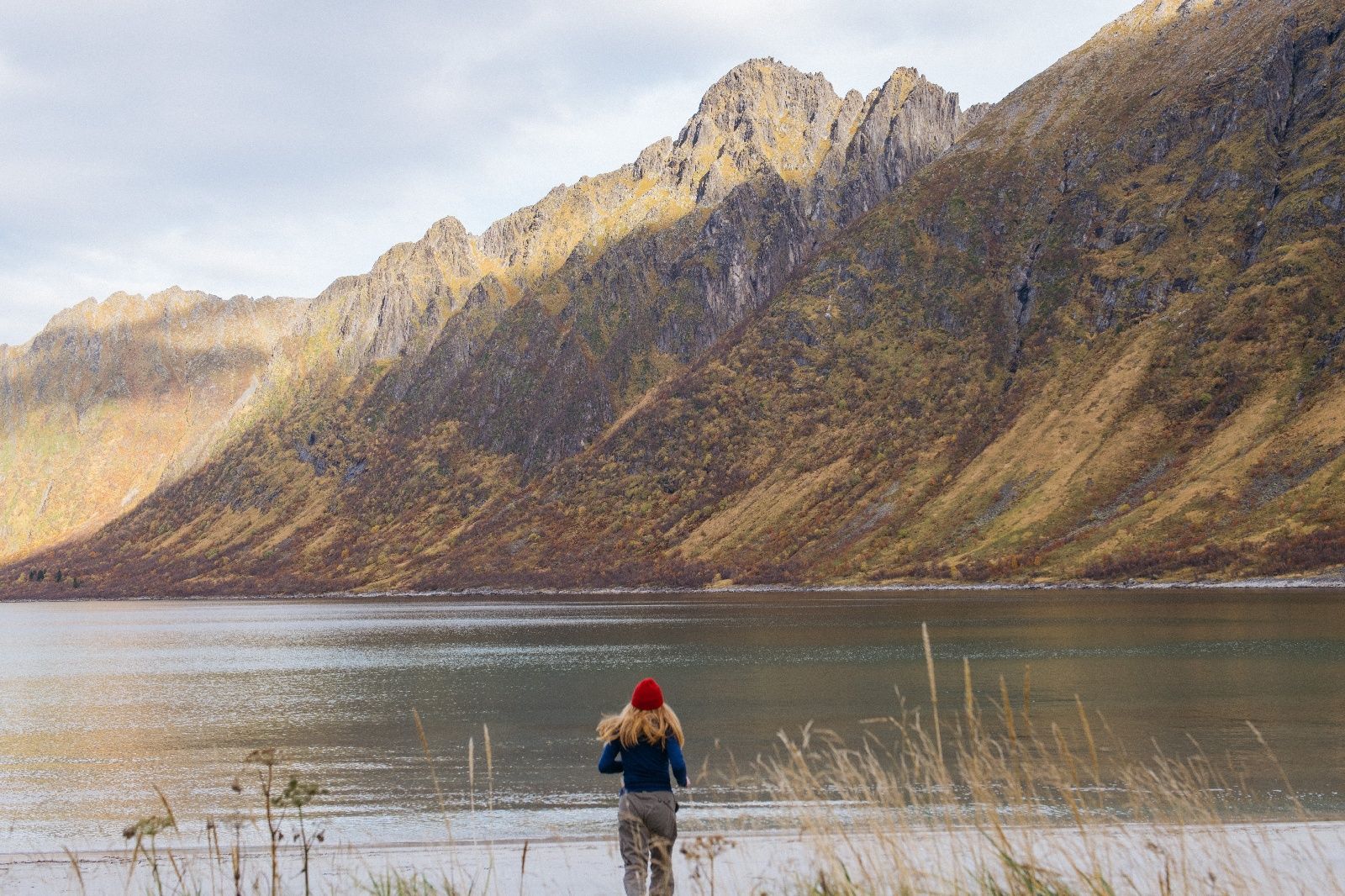 Kvinne som løper mot havet