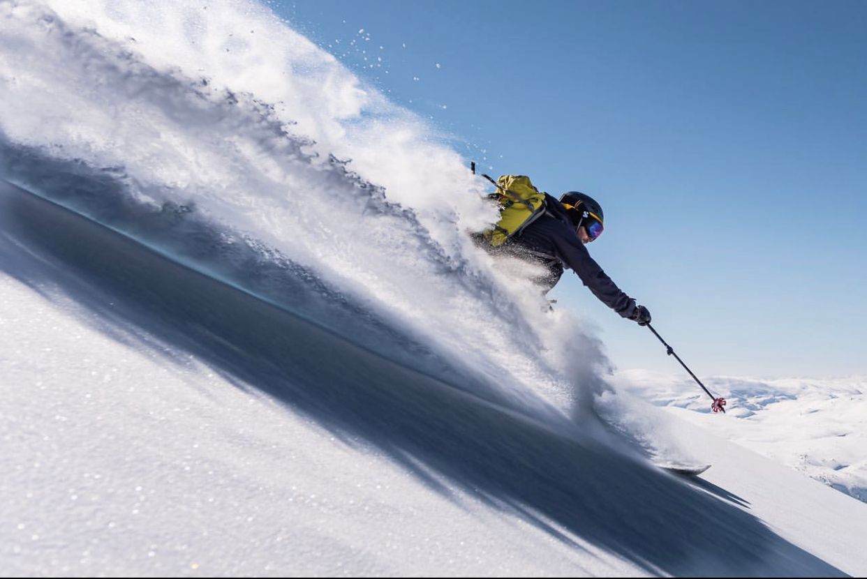 Mann på ski i The Last Pants