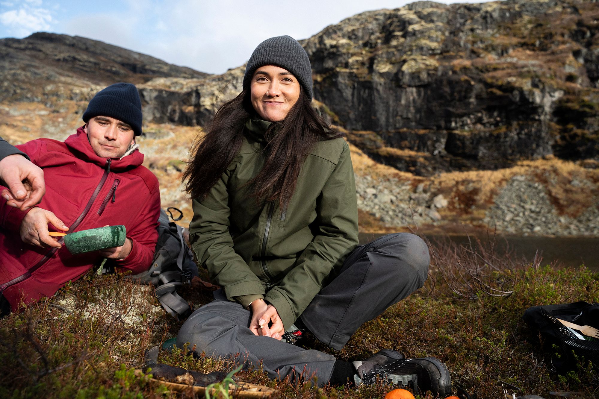 En gruppe mennesker poserer for kamera