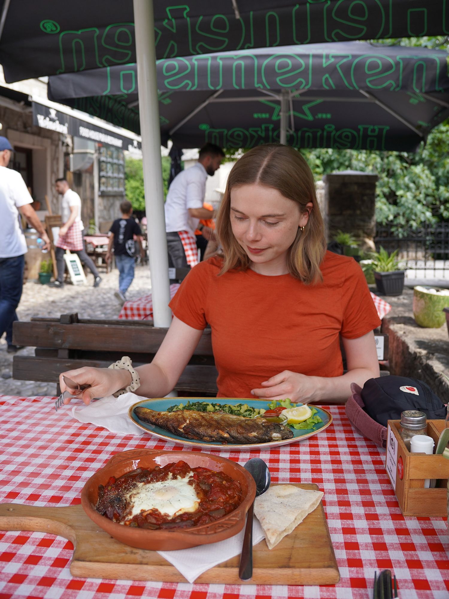 dame spiser middag i rustfarget ull og silke t-skjorte