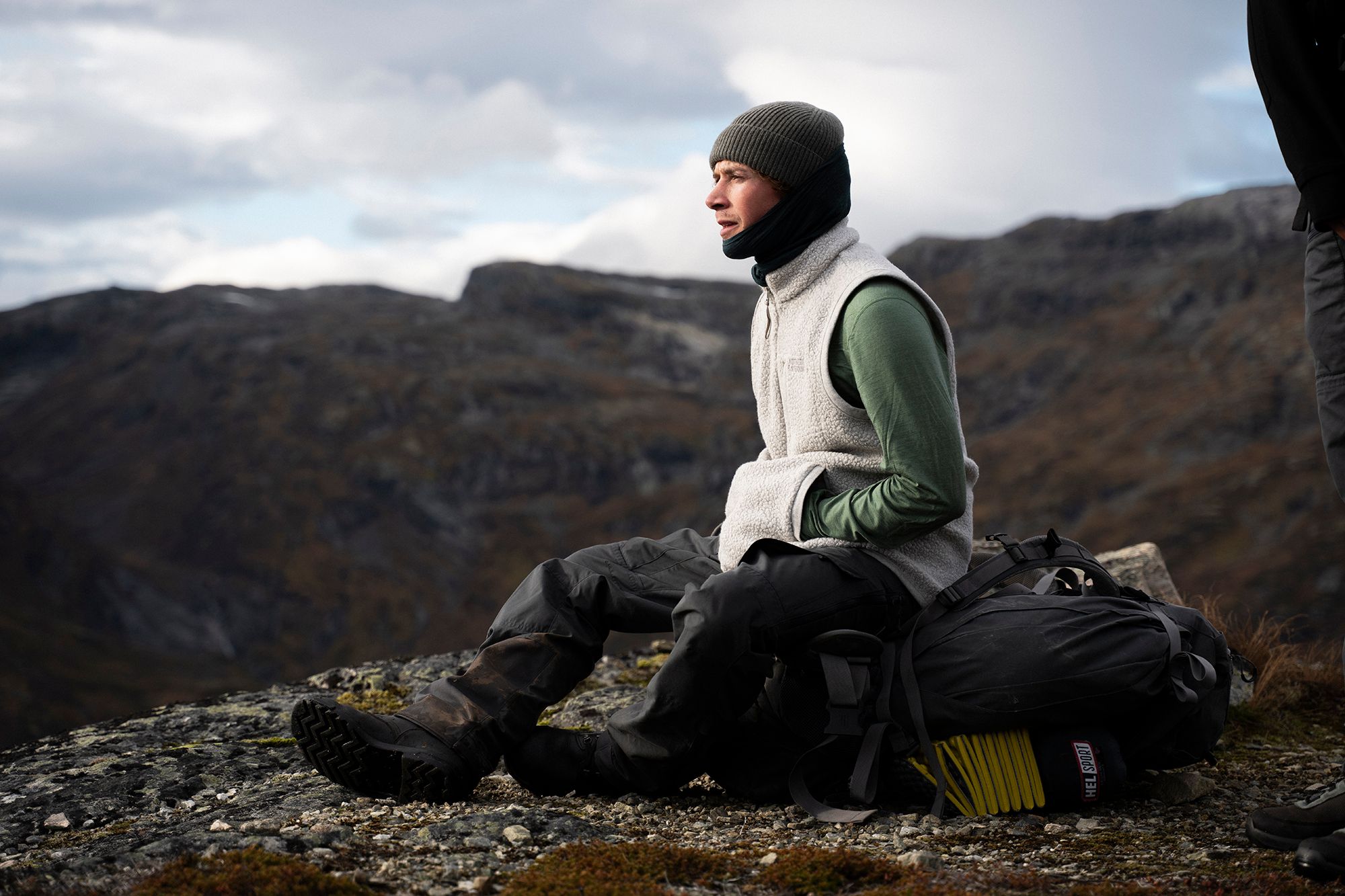 Bilde av to dame og mann i rød the last av northern playground
