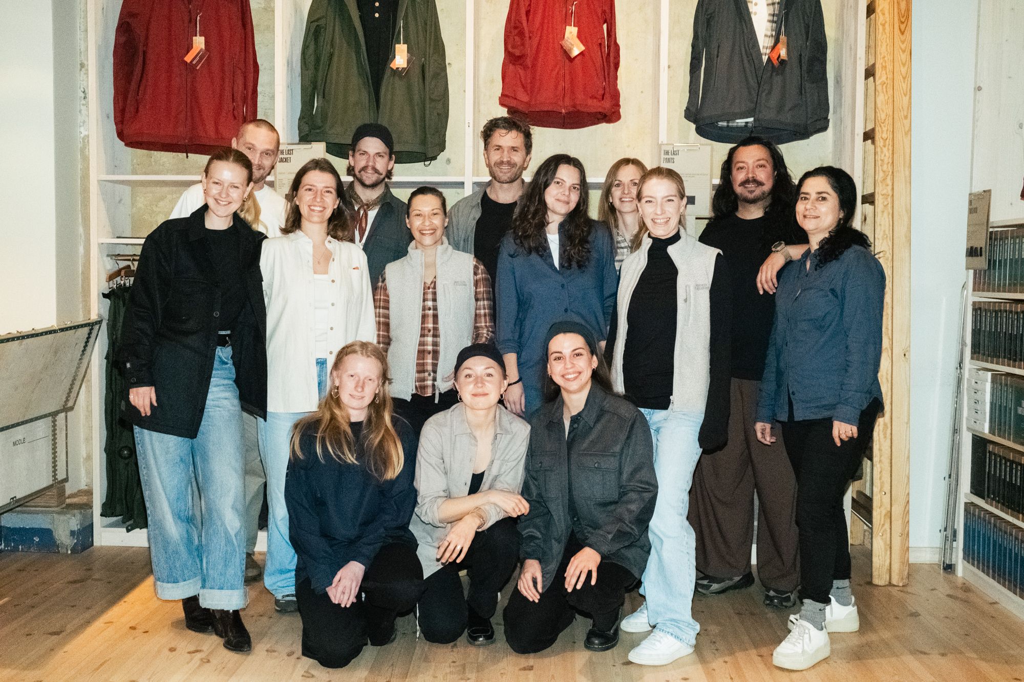 En gruppe mennesker poserer for kamera