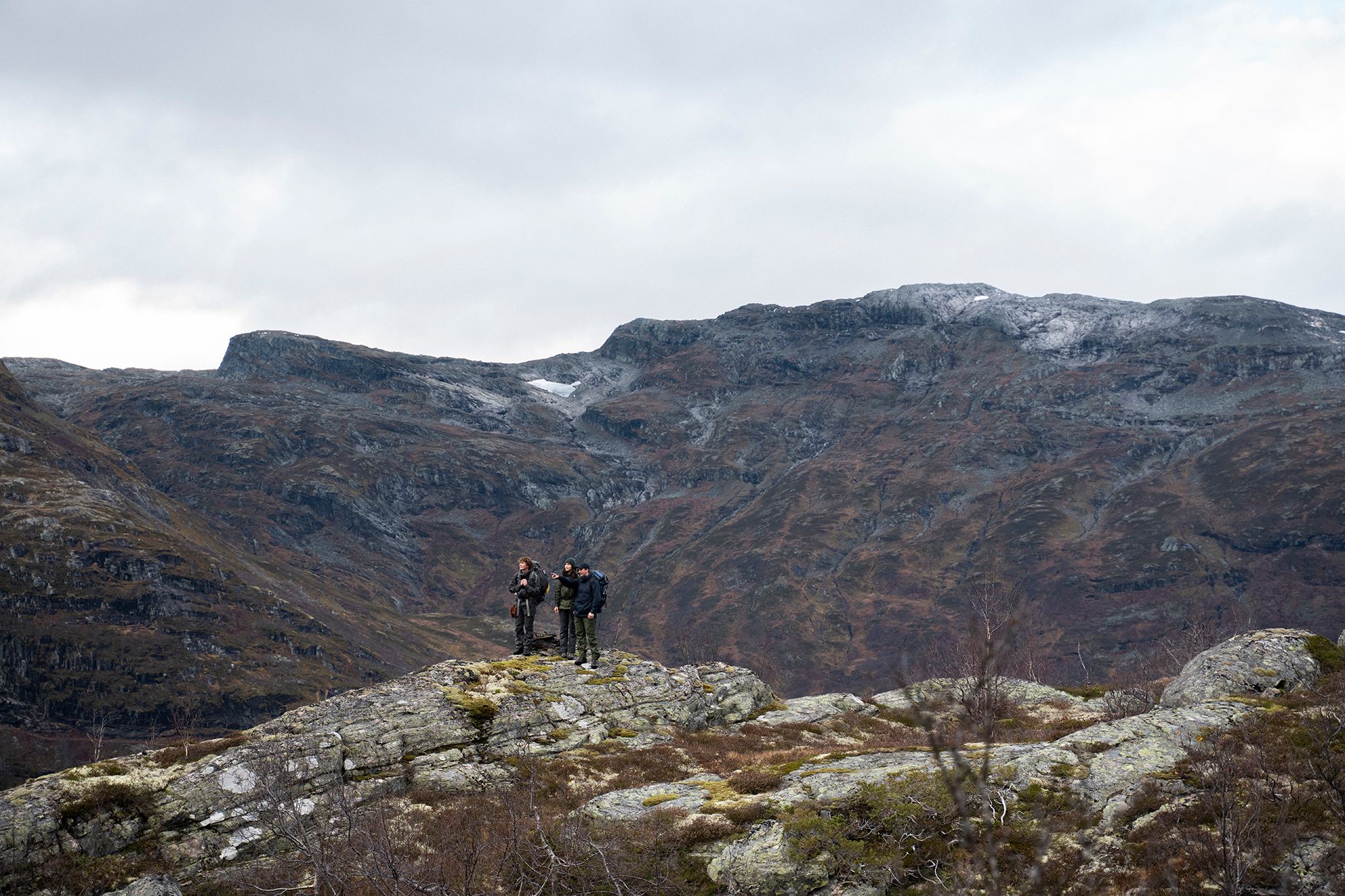tre personer på fjelltur ved Vatnahalsen