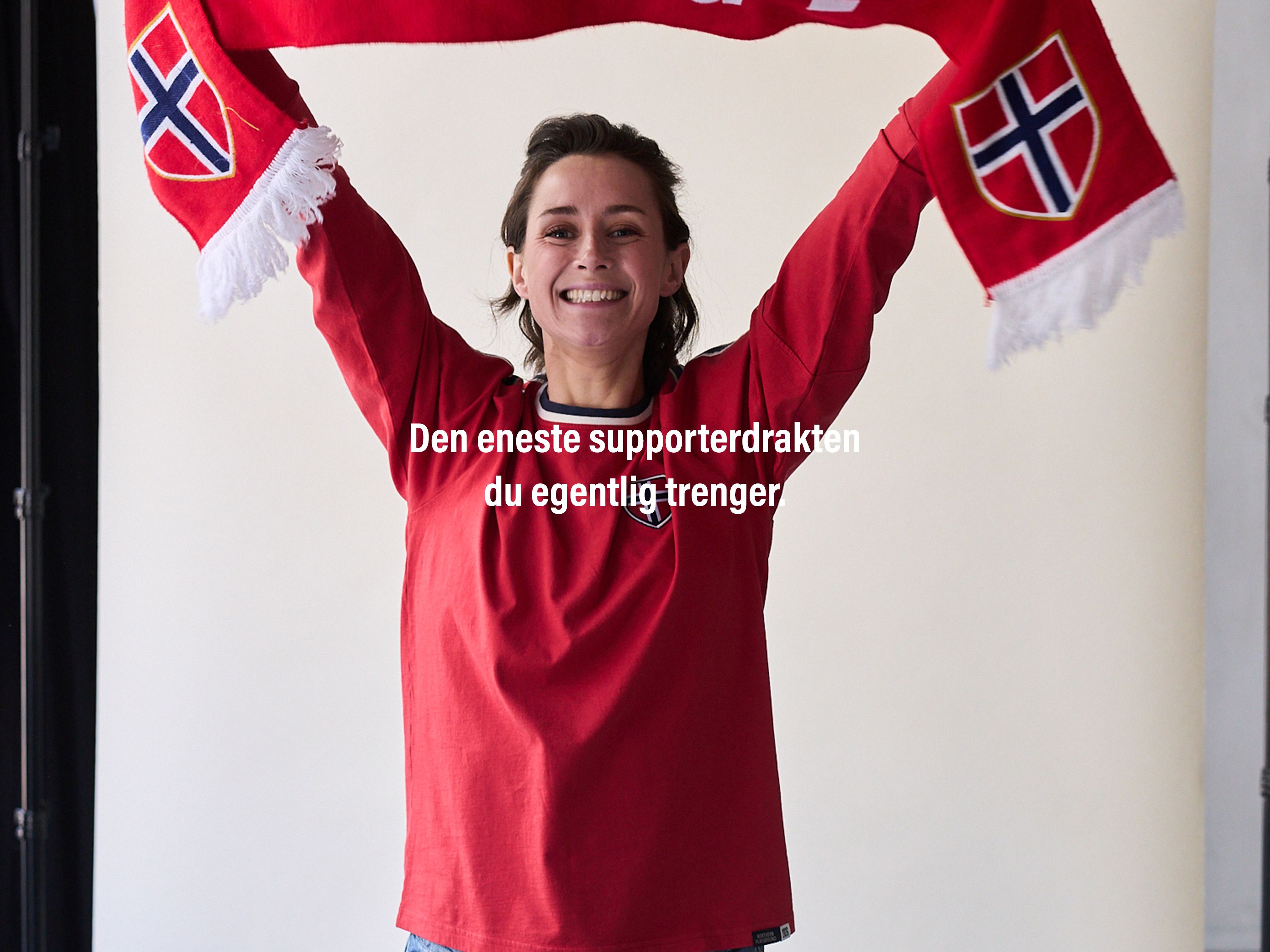 Supporter som heier på Norge i The Play More Jersey, laget av Northern Playground og We Play Green med landslagsspiller Morten Thorsby