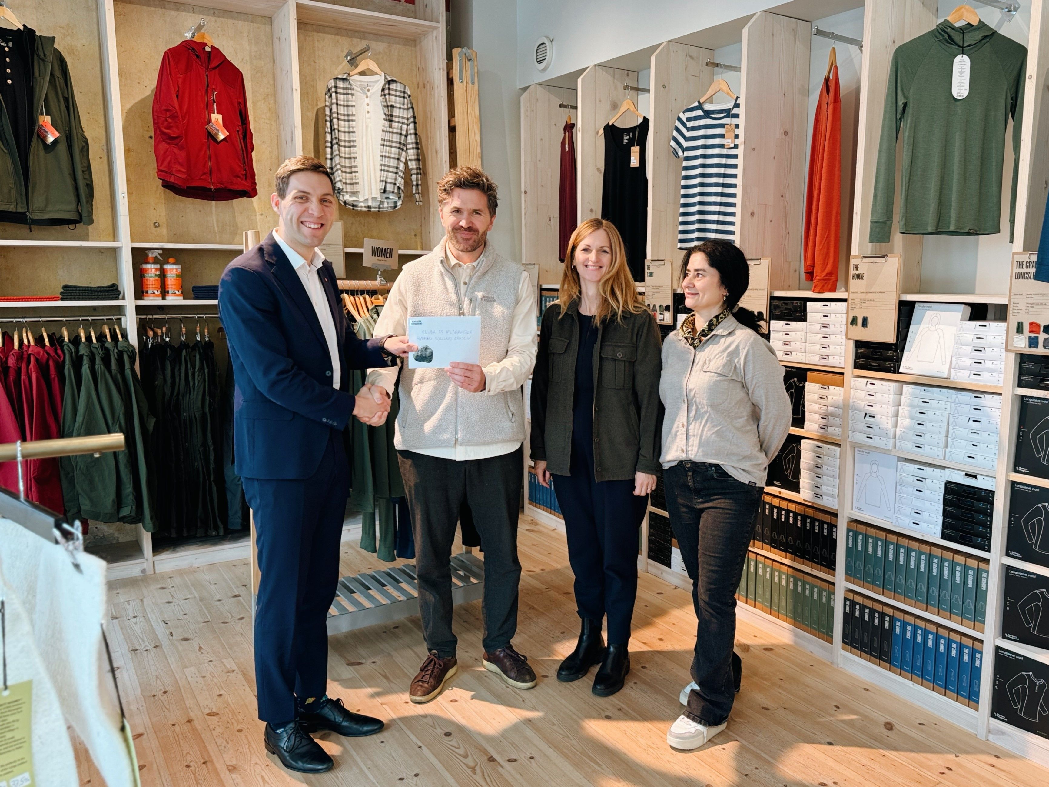 Klima og miljøminister Andreas Bjelland Eriksen mottar brevet om å bli pålagt mer skatt av Northern Playground og Jo Egil Tobiassen