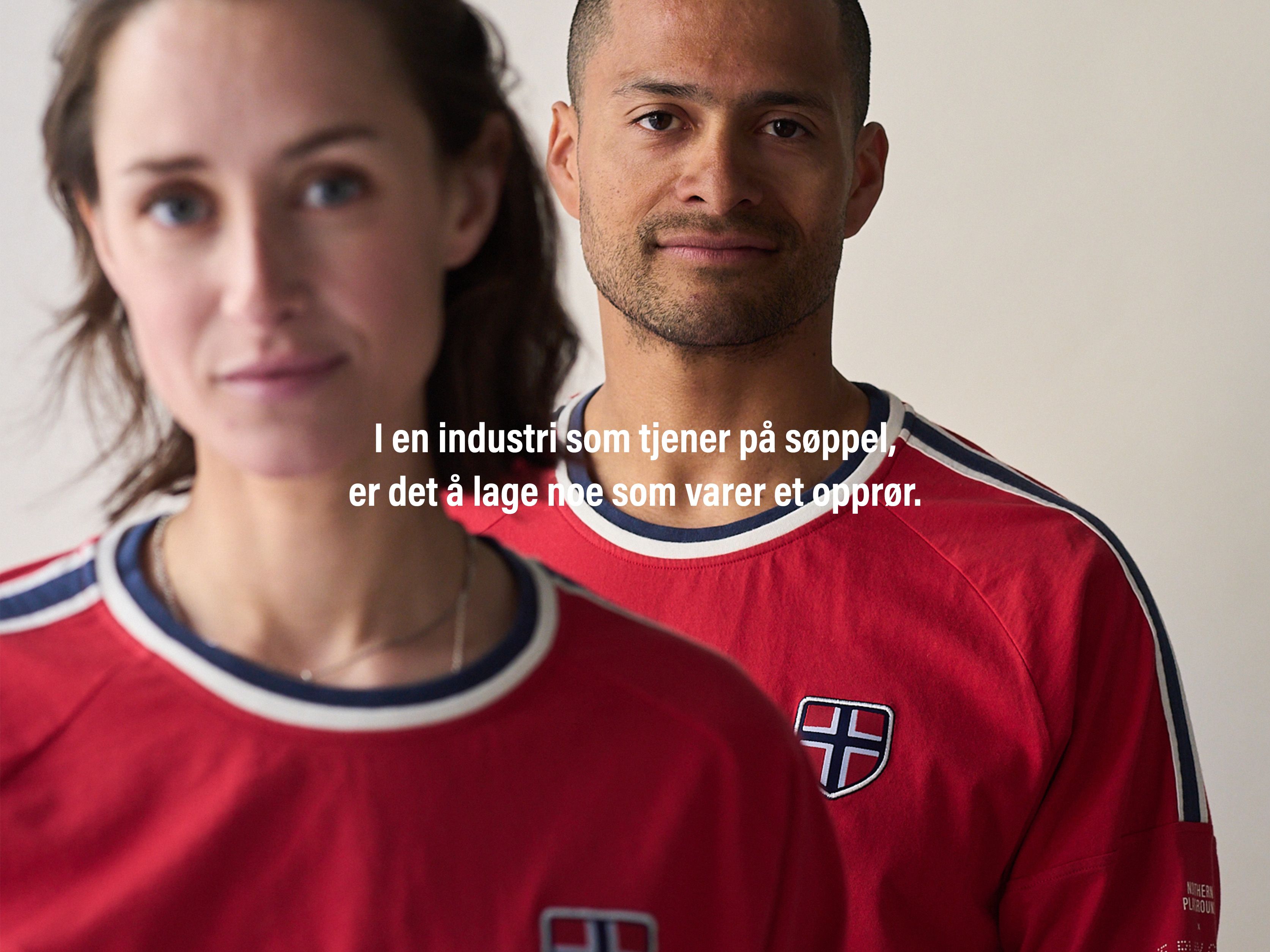 Bilde av supportere i The Play More Jersey, Norges nye supporterdrakt som kan brukes år etter år, til alle idretter.