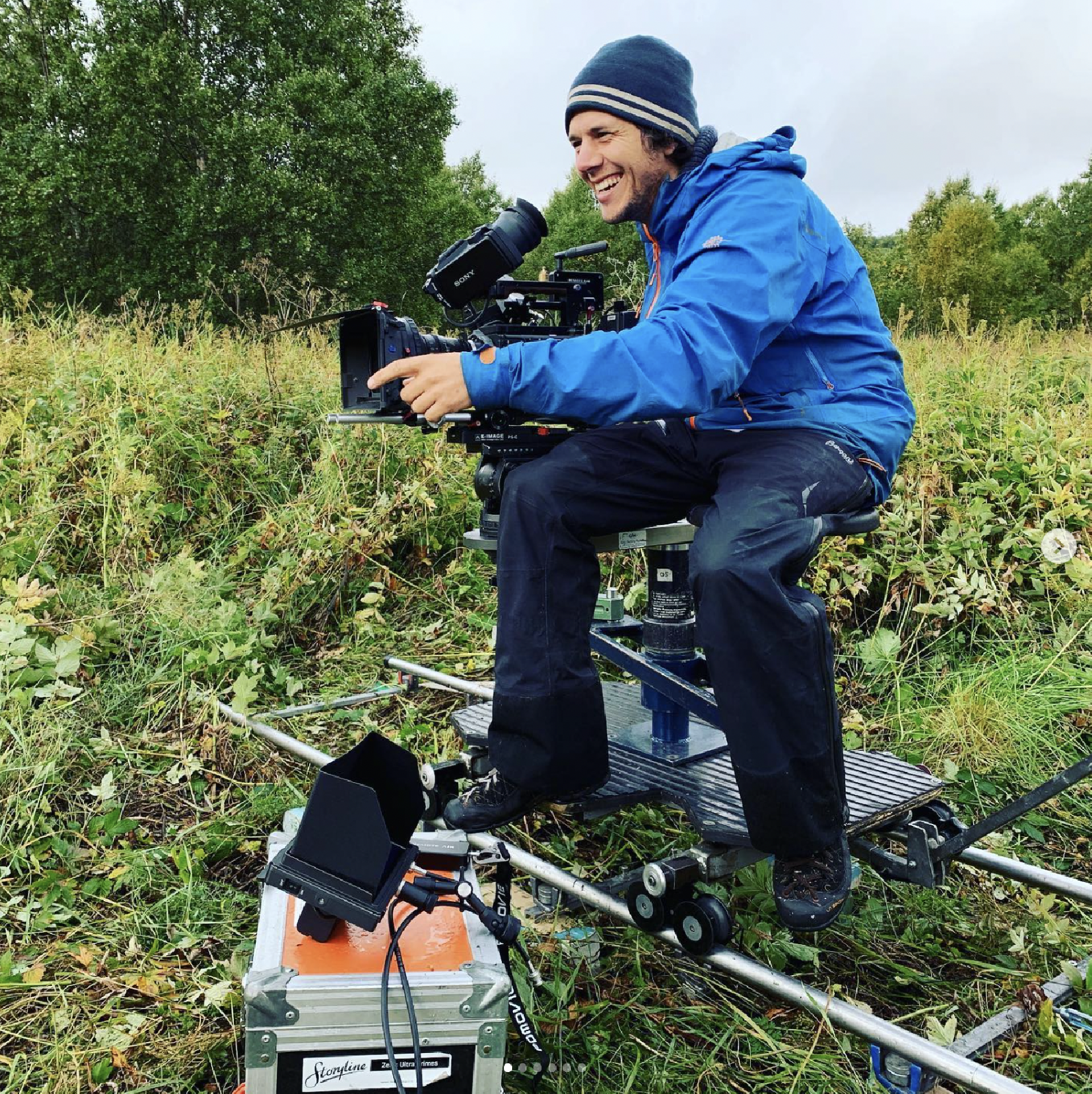 Inge som er ute å filmer