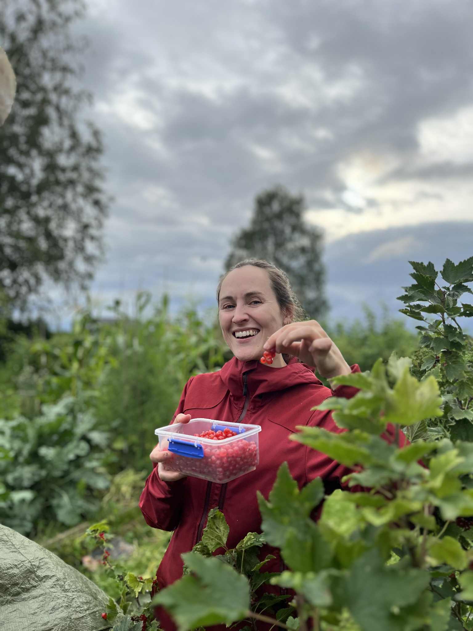BIlde av dame i The last Jacket rød