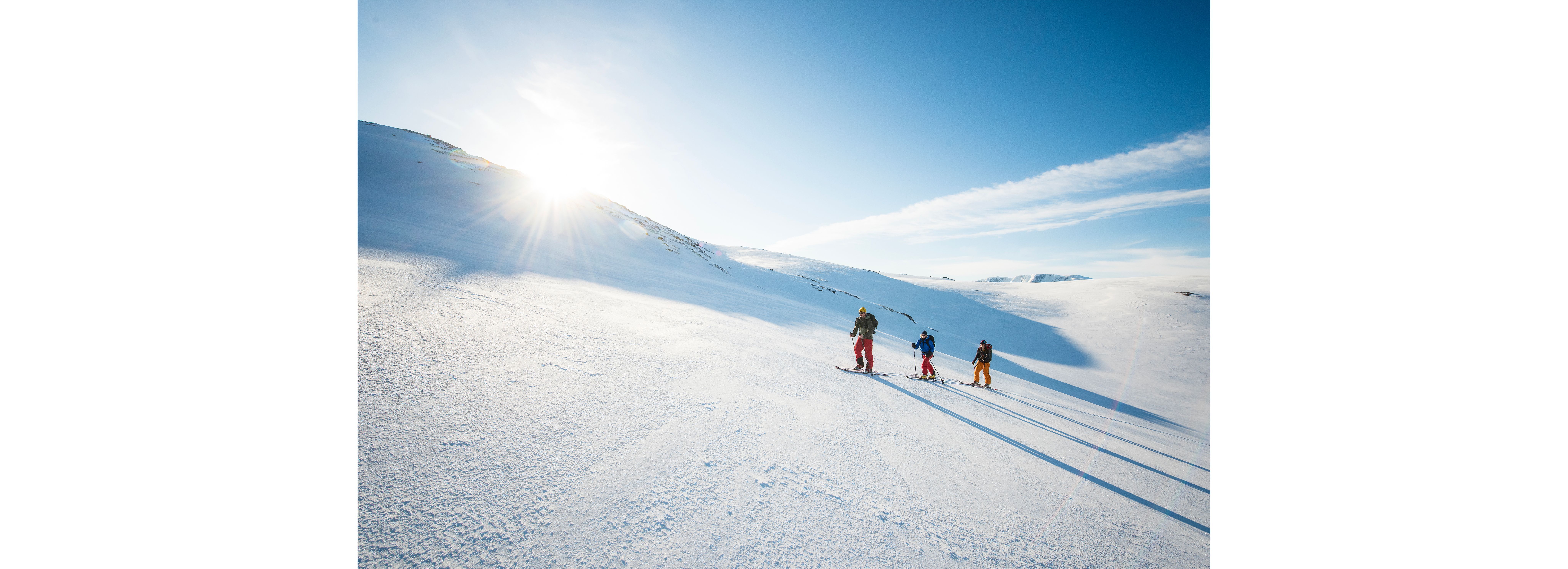 Bilde av NP teamet på skitur opp et fjell.