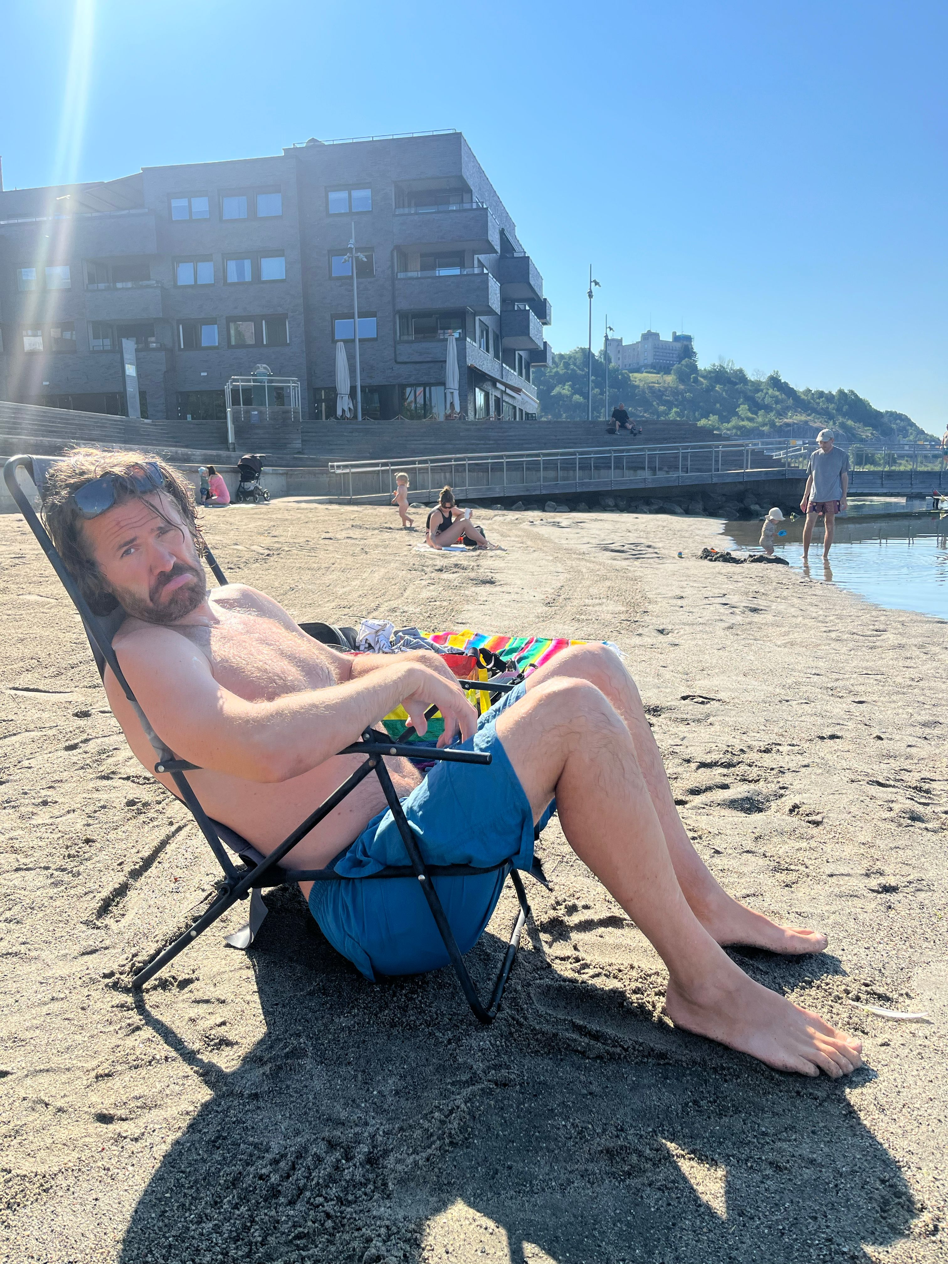 Bilde av jo i en ødelagt strandstol fra Clas Ohlson
