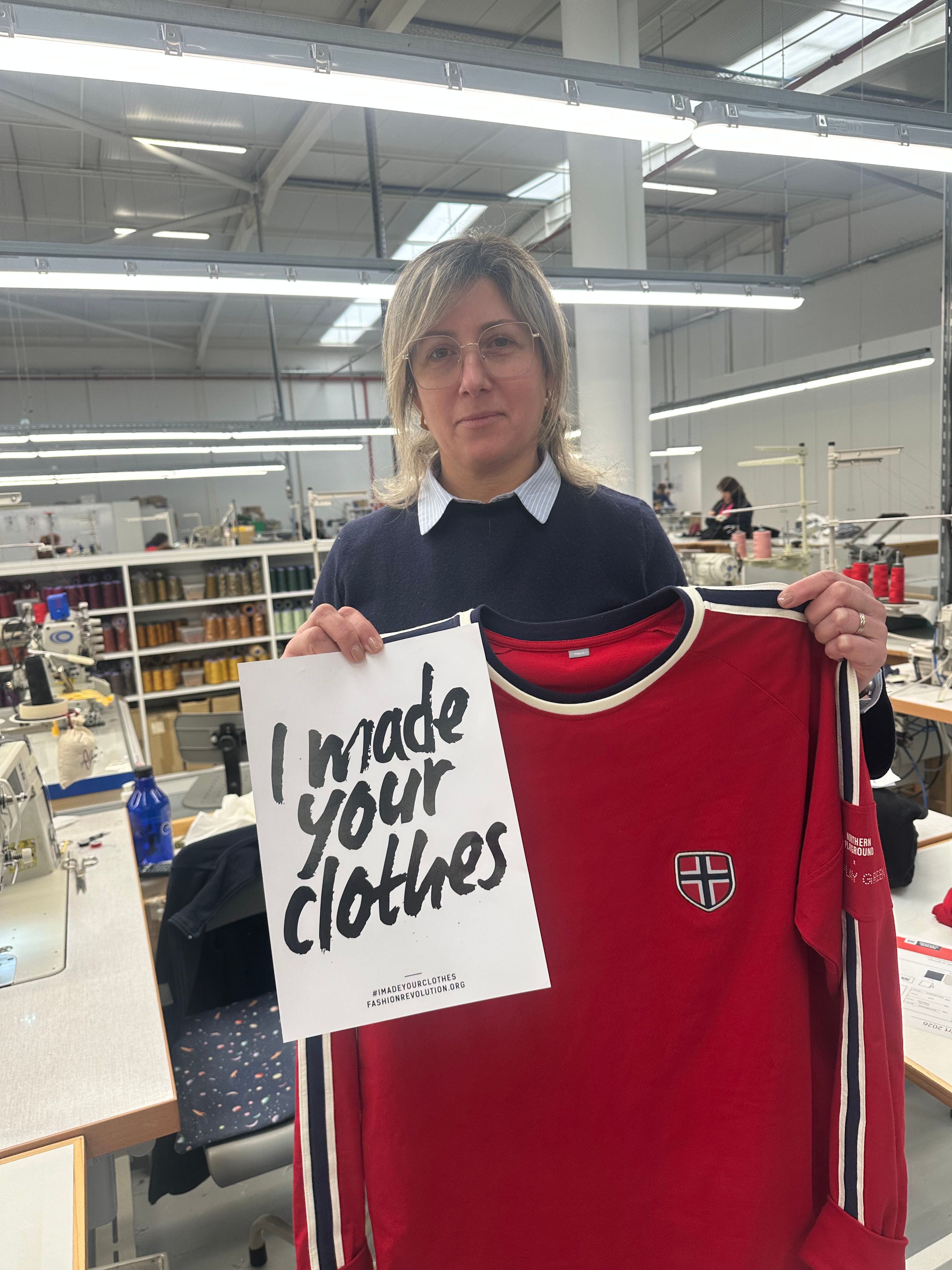 Bilde av syersken som har sydd The Play More Jersey, en supportertrøye laget av Northern Playground i samarbeid med landslagsspiller i fotball, Morten Thorsby og miljøorganisasjonen We Play Green.