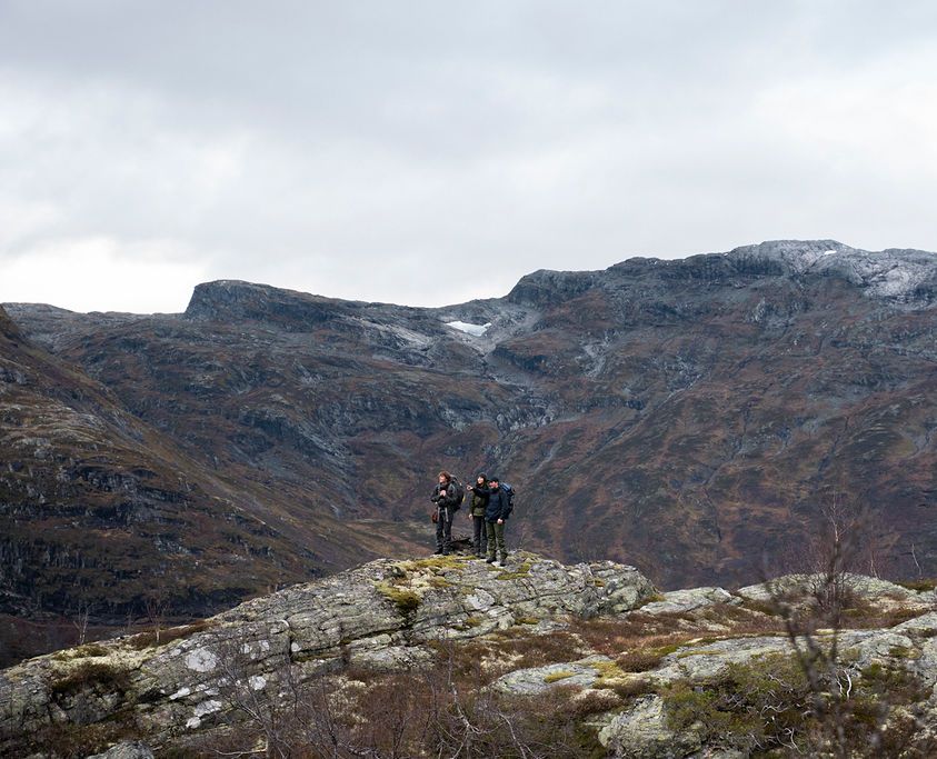 Bilde av en mann som tar pause fra sykkelsetet og ser på utsikten. Iført ull og silke fra Northern Playground