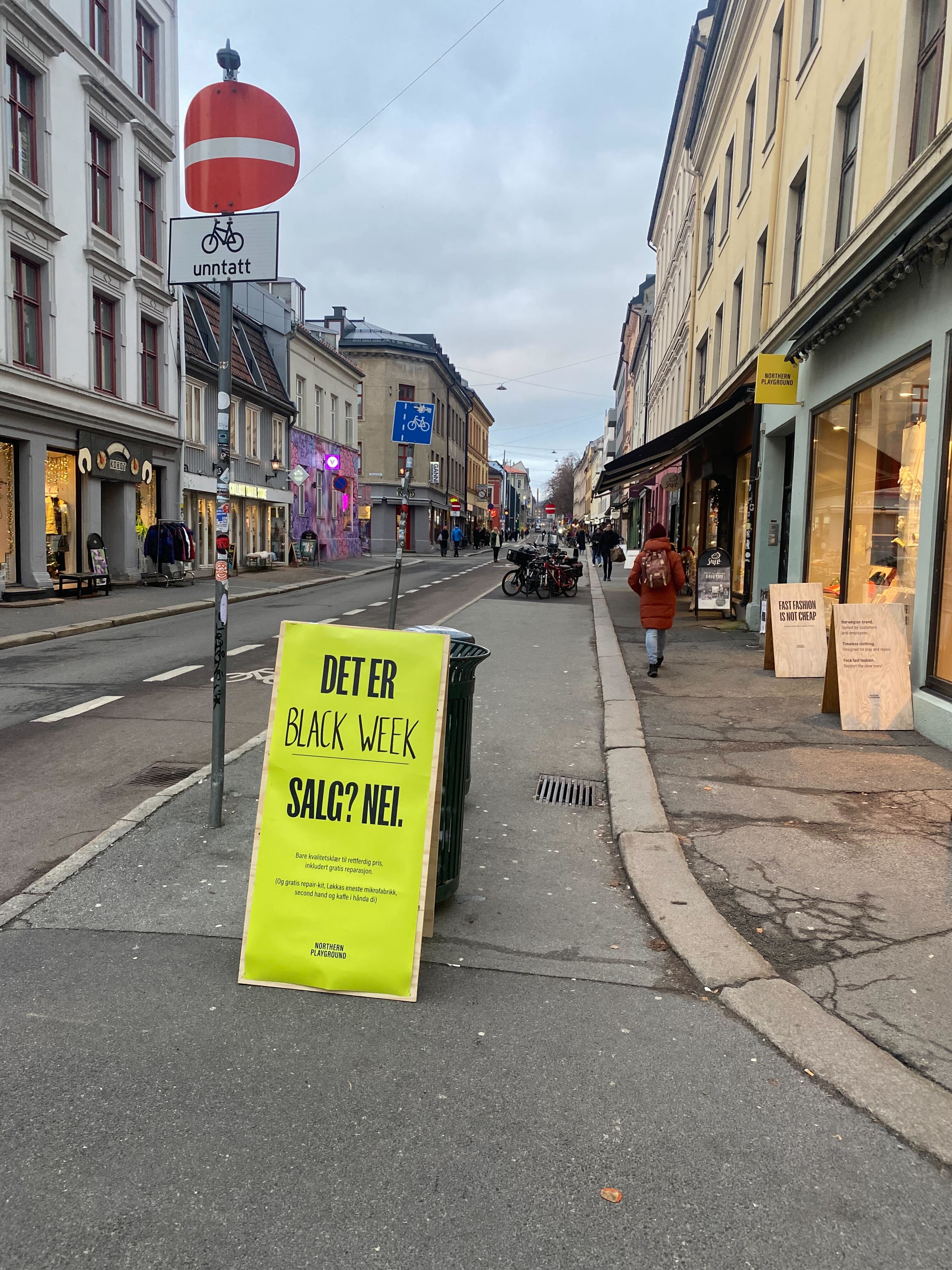 Bilde av salgsbukken til Northern Playground utenfor butikken på Grünerløkka.