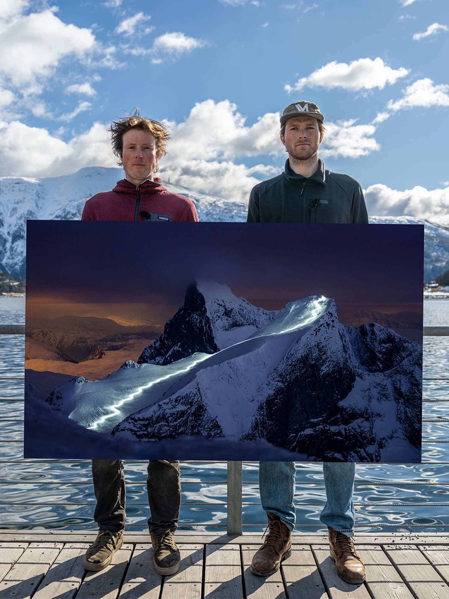 Calum Macintyre og Vegard Aasen med et bilde fra Light Lines. Et prosjekt som har til hensikt å vise mektig norsk natur og samtidig belyse klimakrisen vi står i i dag.