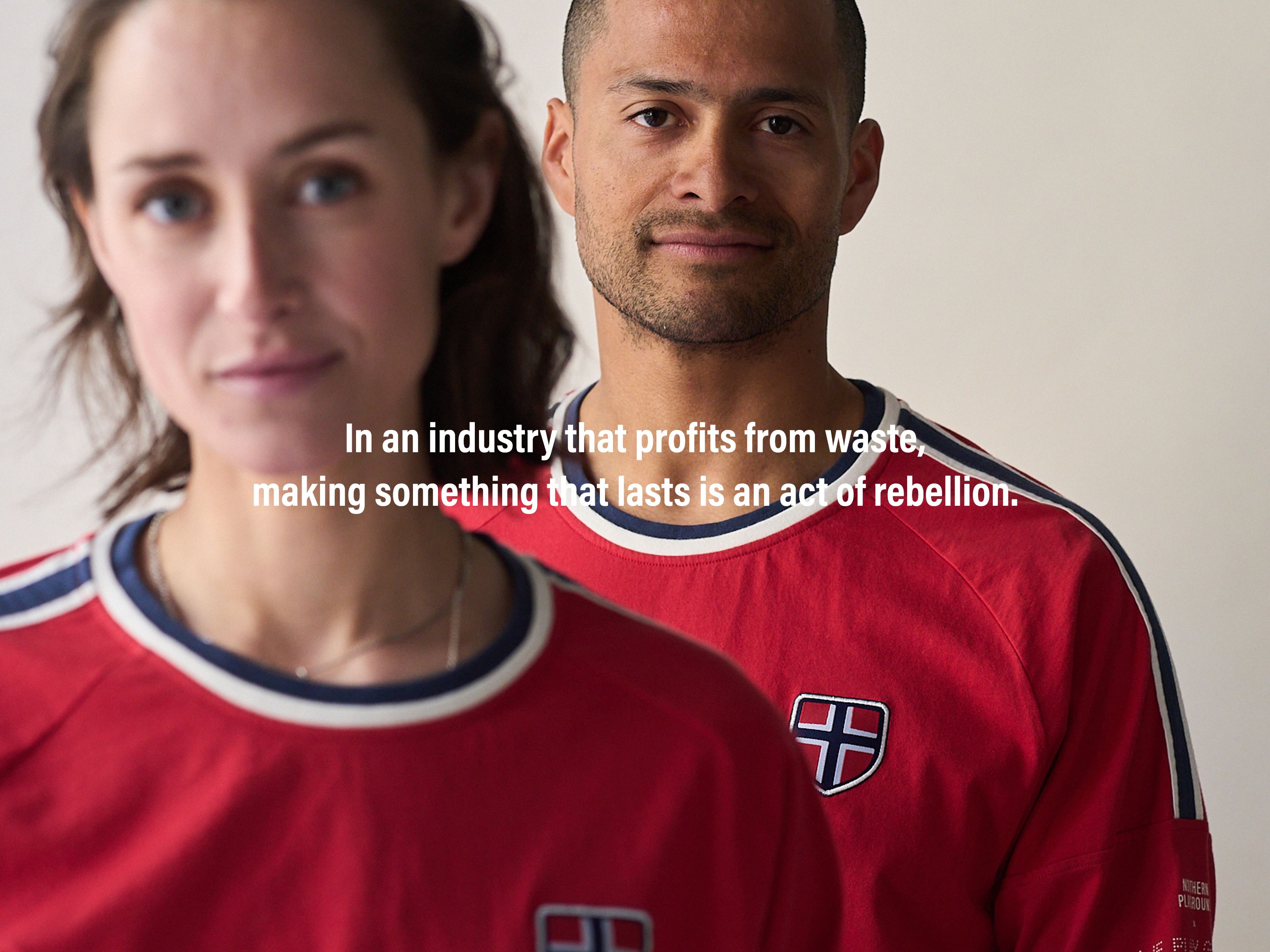 Bilde av supportere i The Play More Jersey, Norges nye supporterdrakt som kan brukes år etter år, til alle idretter.
