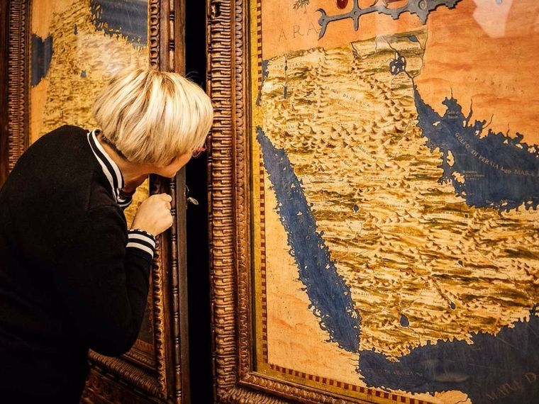 The Armenian Gate with the secret passage in the Hall of Geographical Maps