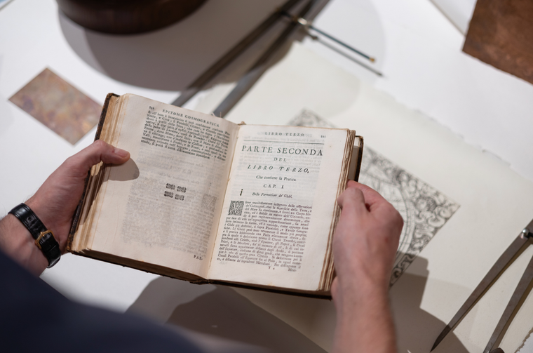 Leonardo reading "Epitome Cosmografica" by Vincenzo Coronelli