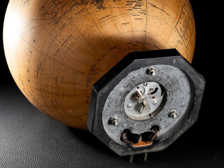 Jaeger-LeCoultre Mappemonde, 1936 - Clock powered by the Jaeger LeCoultre movement 201, a Swiss 8-day hand-winding mechanical movement @Le petite suisse