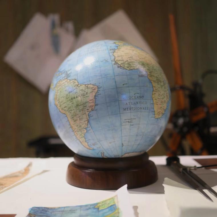 The image of an handmade globe made by Leonardo Frigo.