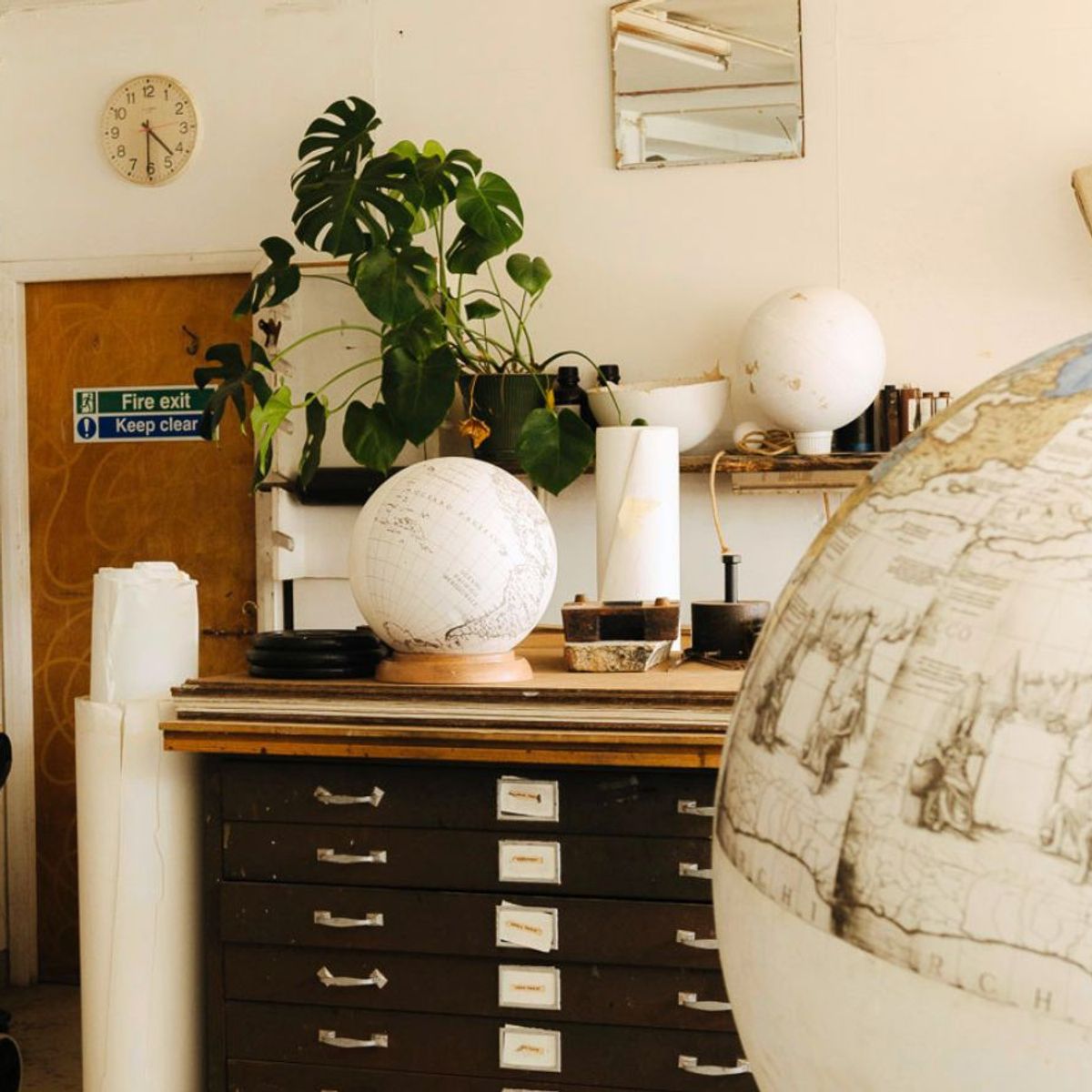 Globes of various sizes in Leonardo Frigo's studio