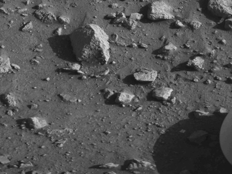 Detail of the first image shared by the Viking 1 lander from the surface of Mars