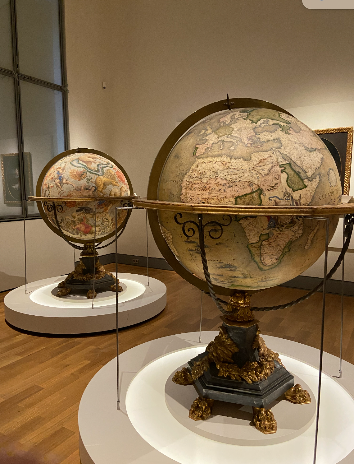 From Stars to Continents : Celestial vs. Terrestrial Globes