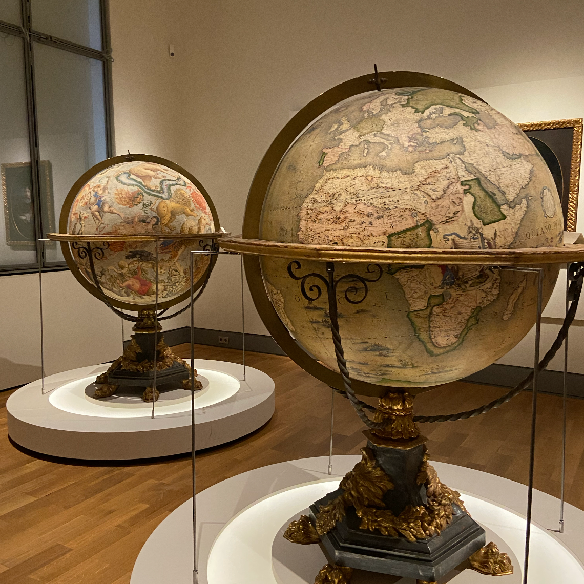 From Stars to Continents : Celestial vs. Terrestrial Globes