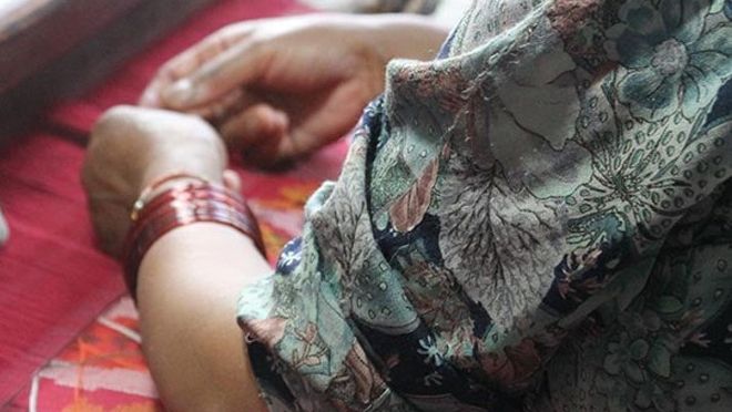 Handcrafting Wool weaving 