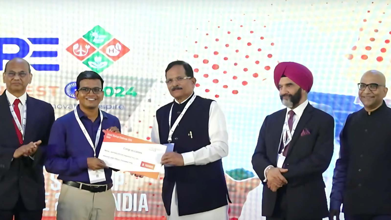 SolYield team receiving award from Minister of New and Renewable Energy, India
