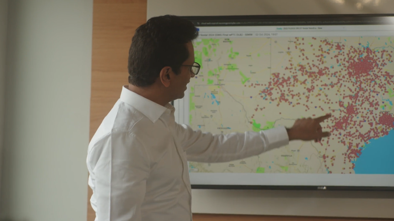 Presenting grid data on a digital map, highlighting energy network insights.