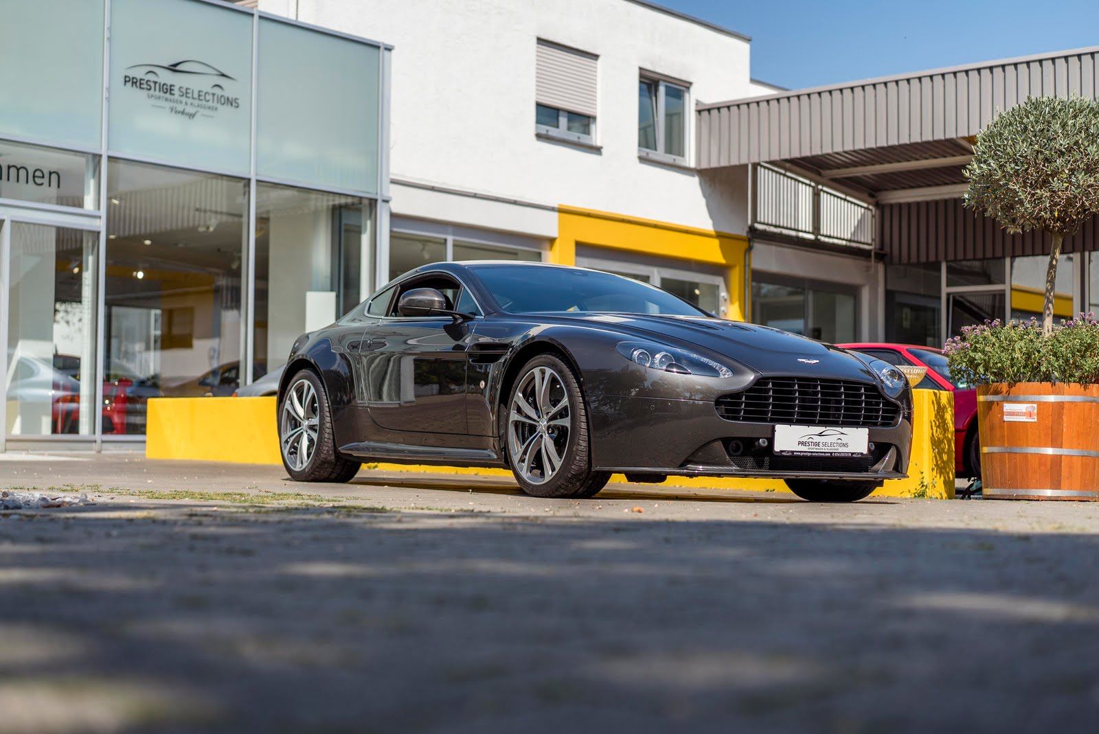 Aston Martin V12 Vantage