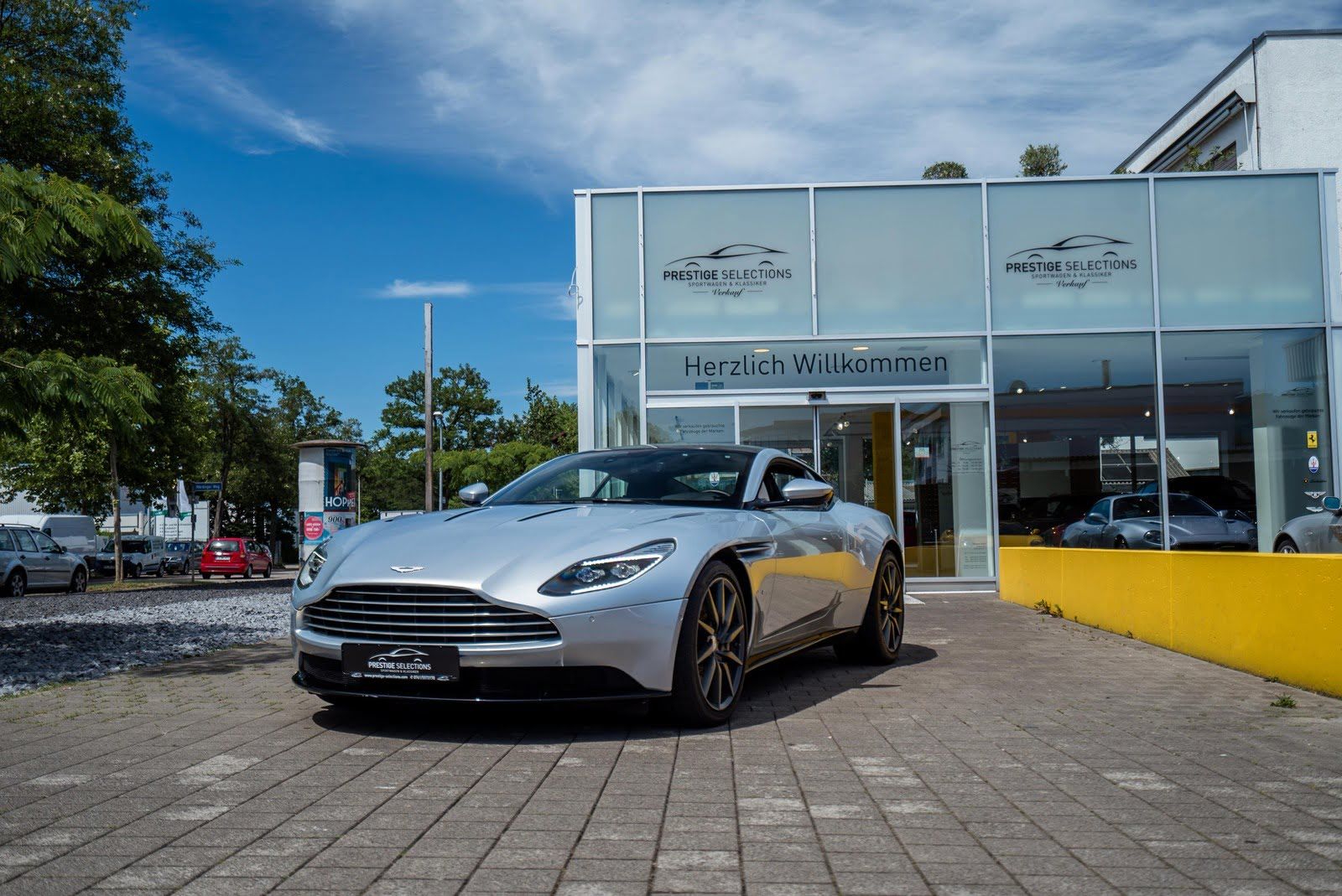 Aston Martin DB11 V12