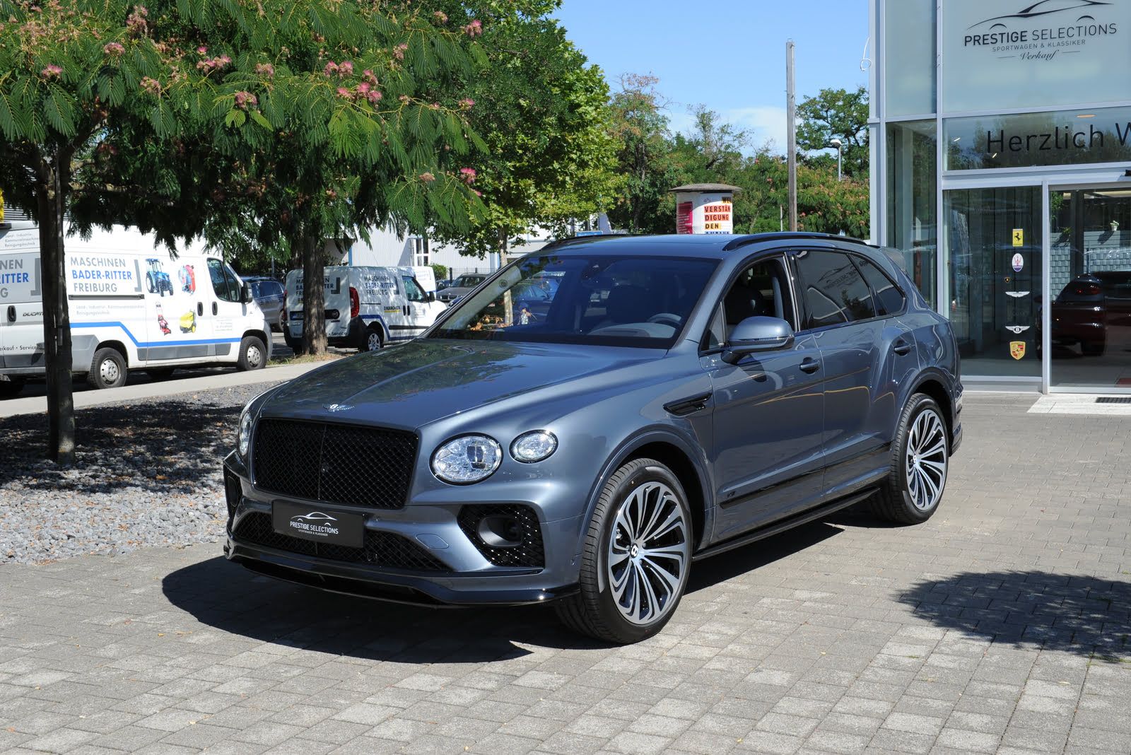 Bentley Benatyga V8 Storm Grey