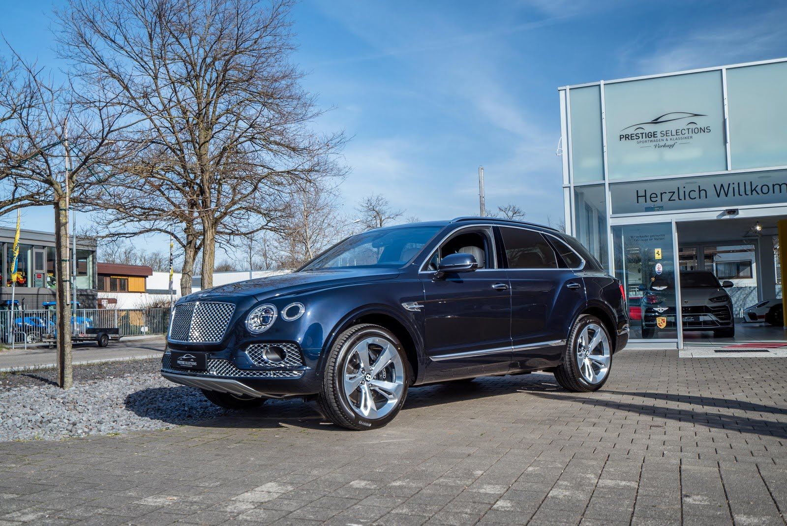 Bentley Bentayga V8 Dark Sapphire