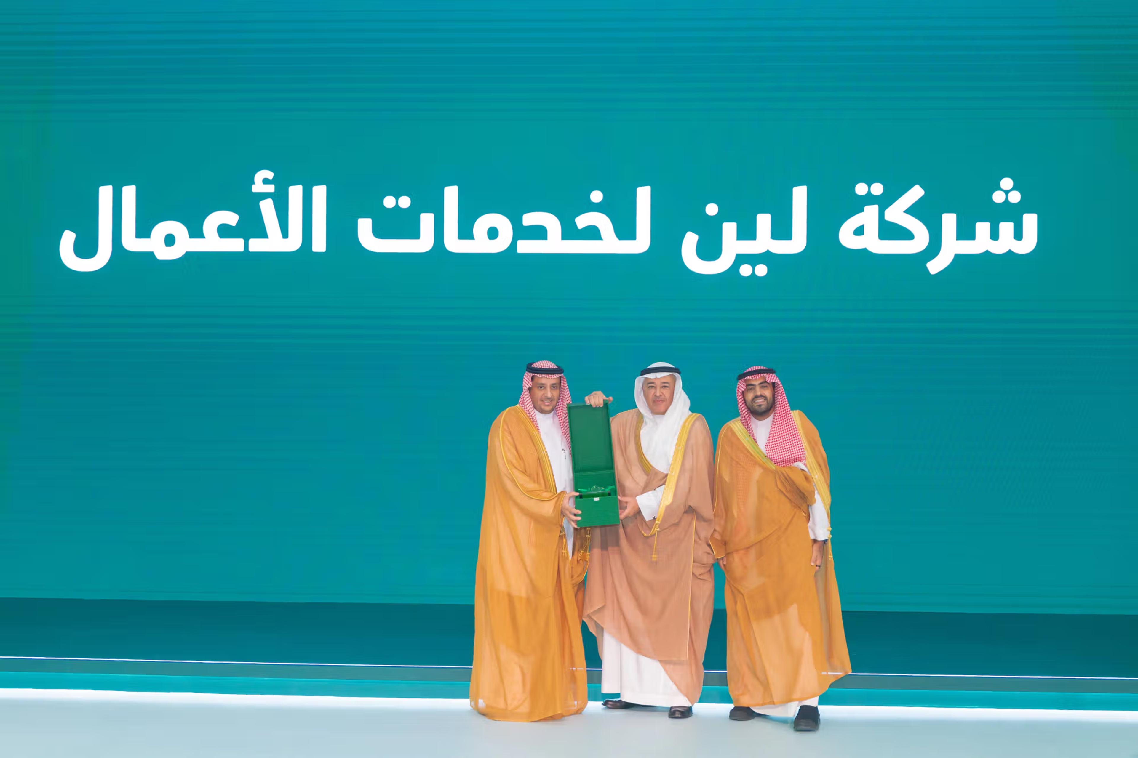 ممثلون عن شركة لين لخدمات الأعمال ووزارة الدفاع خلال إطلاق المرحلة الأولى من برنامج التحول الصحي الرقمي، والذي شمل تدشين تطبيق «صحتك» لمنسوبي الوزارة وعائلاتهم.