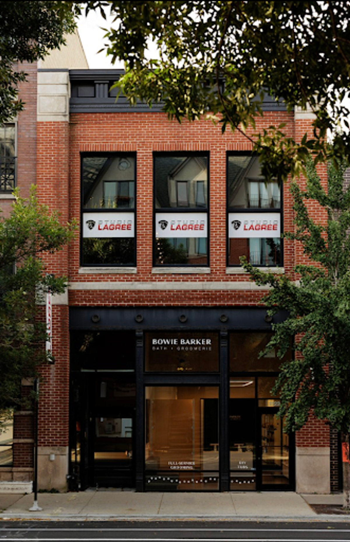 The outside of Bowie Barker's Dog Grooming Lincoln Park location