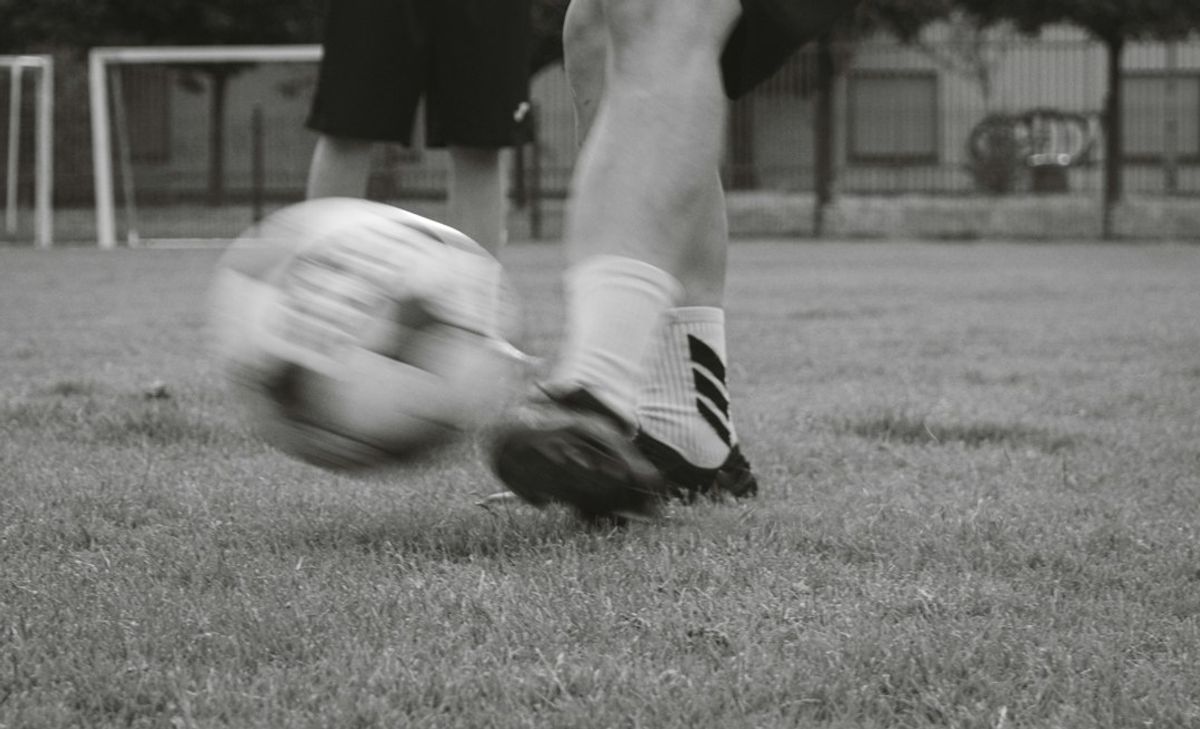 Mimpi bermain sepak bola sering dikaitkan dengan kerja sama dan perjuangan meraih tujuan, lalu angka menyusul sebagai lapisan tambahan