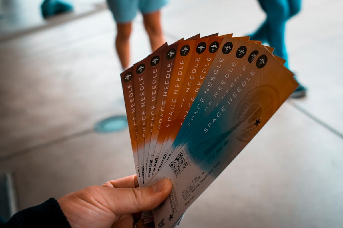 Tiket lotere berwarna merah, biru, dan putih - ilustrasi sistem kode warna dalam paito togel Asia
