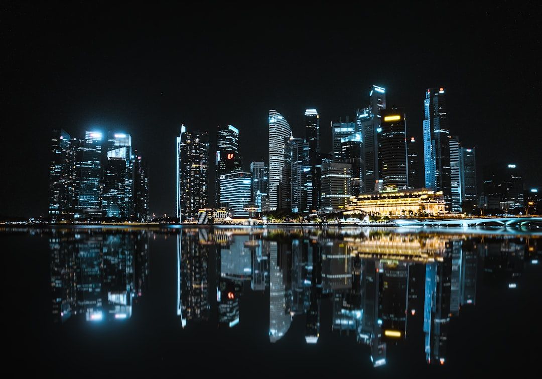 Singapore Marina Bay skyline malam hari sebagai simbol arsip data Singapore Pools