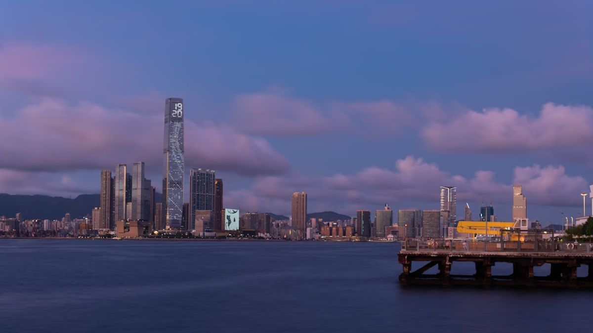 Skyline Hongkong sebagai latar institusi lotere resmi HKJC