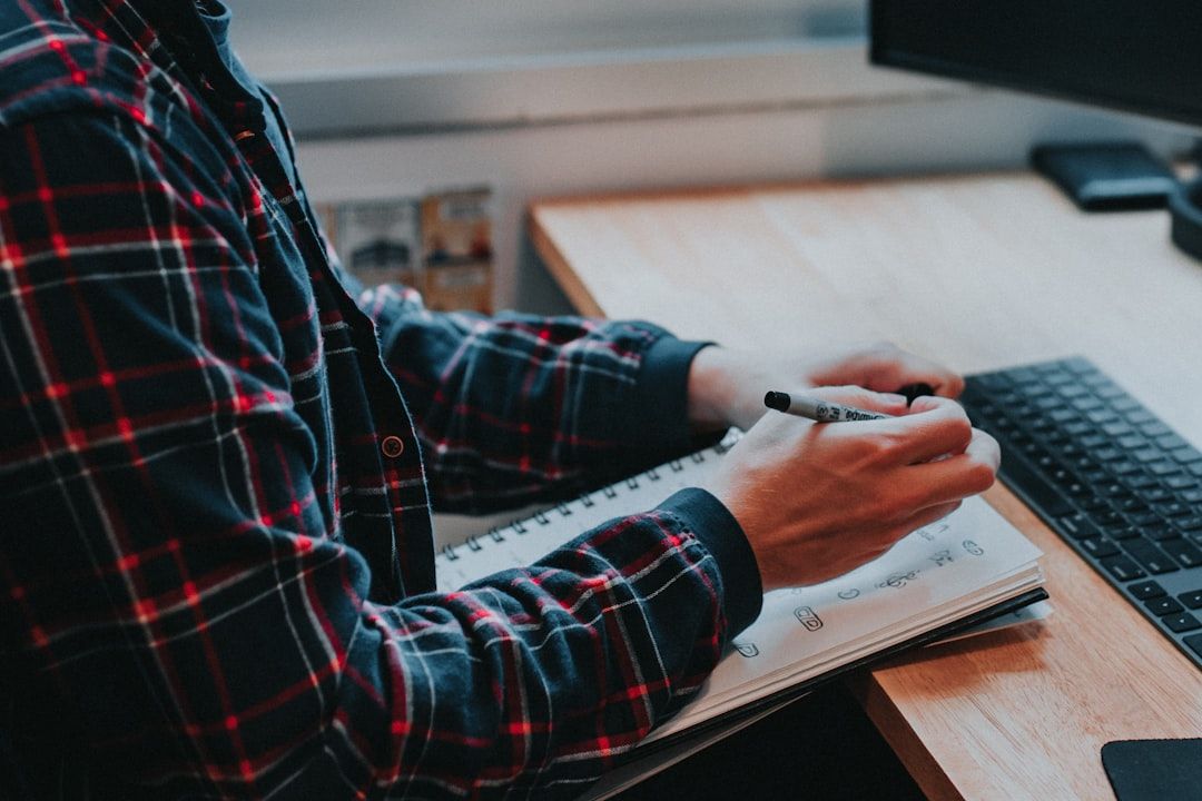 Pemula belajar mencatat dan menganalisis data paito SGP dengan buku catatan dan kalkulator