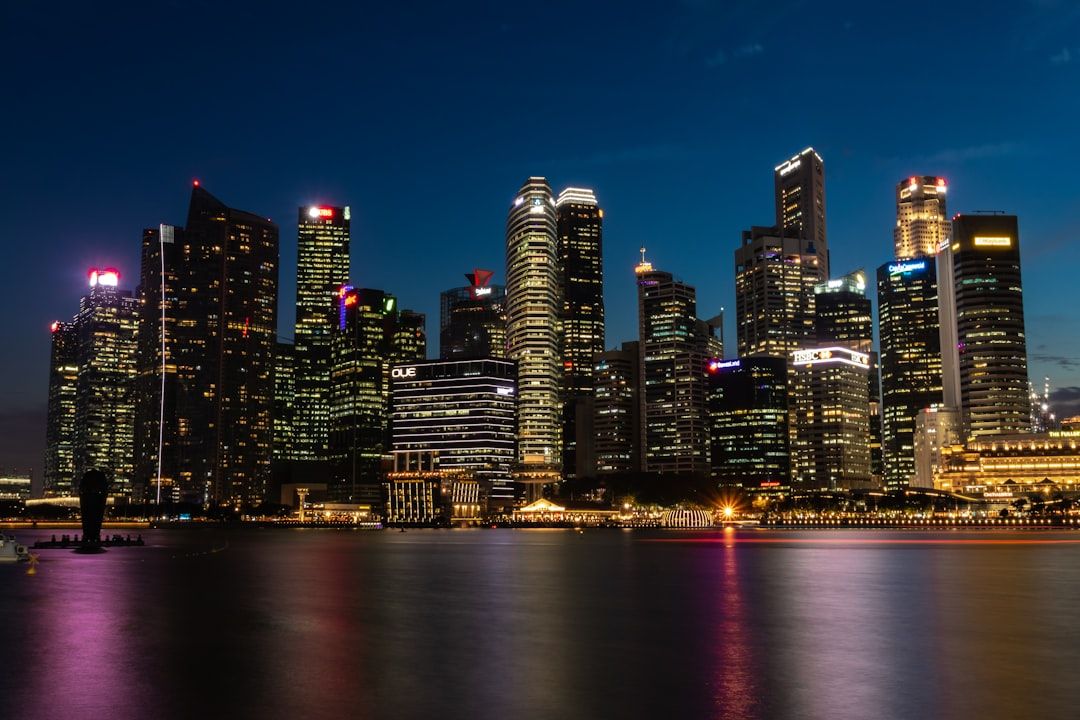 Skyline Singapura Marina Bay malam hari — jam keluar SGP dan live result Singapore Pools