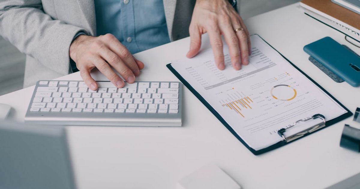 Membaca data Taiwan sebagai literasi statistik: sebaran digit deskriptif, bukan ramalan
