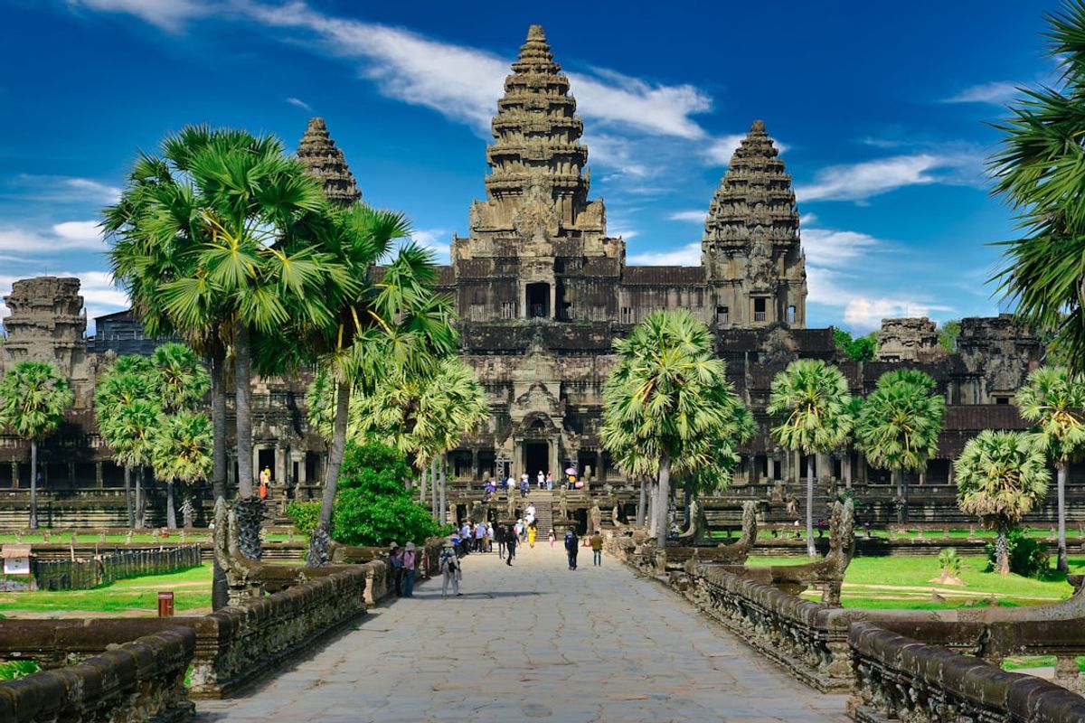 Kompleks candi Angkor di Cambodia — latar budaya yang lekat dengan pasaran Cambodia