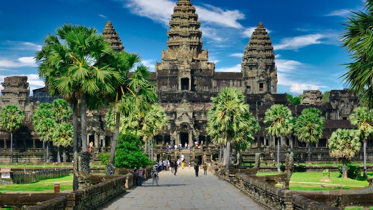 Kompleks candi Angkor Cambodia — latar budaya pasaran khm dan tradisi syair